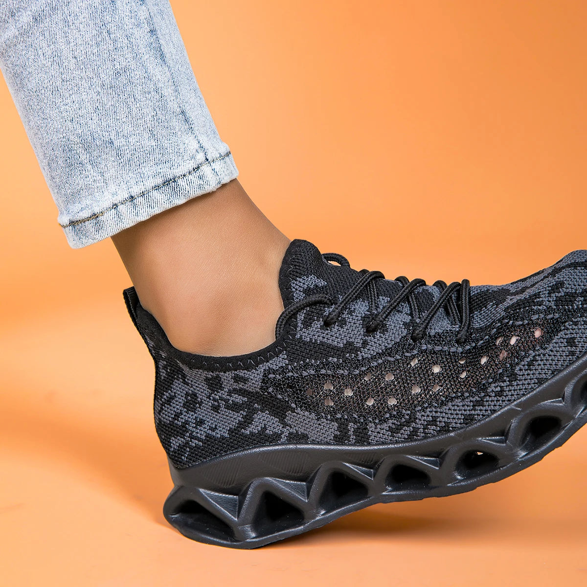 Running shoes for men and women lightweight mesh breathable/and comfortable flat and soft tennis shoes