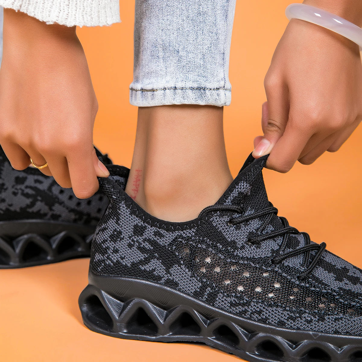 Running shoes for men and women lightweight mesh breathable/and comfortable flat and soft tennis shoes