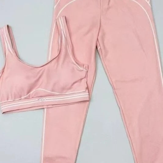 Slim Fit Workout Outfit/with Stretch Fabric and Modern Graphic Design