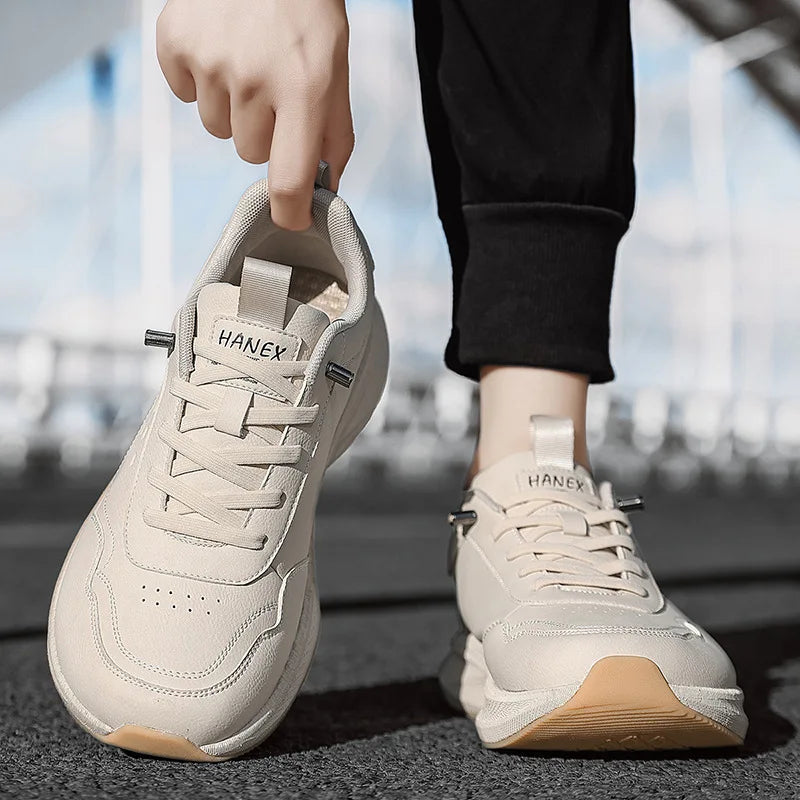 Wide-toed sports shoes with leather upper and popcorn cushioning/wide-fit running shoes for running