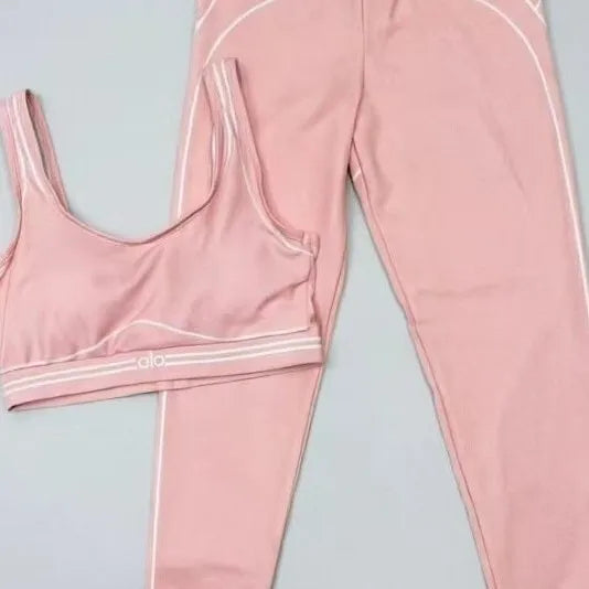 Slim Fit Workout Outfit/with Stretch Fabric and Modern Graphic Design