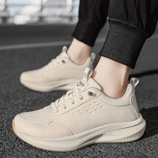 Wide-toed sports shoes with leather upper and popcorn cushioning/wide-fit running shoes for running