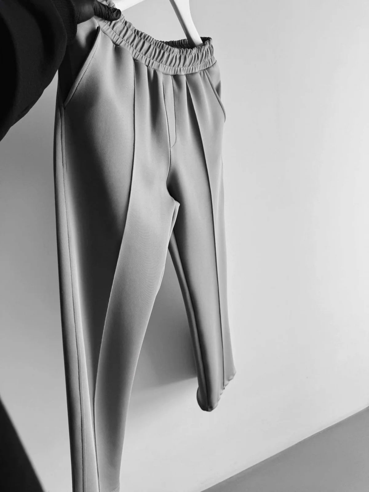 New men's casual pants, stylish and comfortable elastic waist/drawstring single-line pleated solid color pocket mops pants